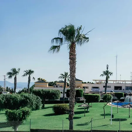 Stunning 2 Bedroom With Pool View Apartment *