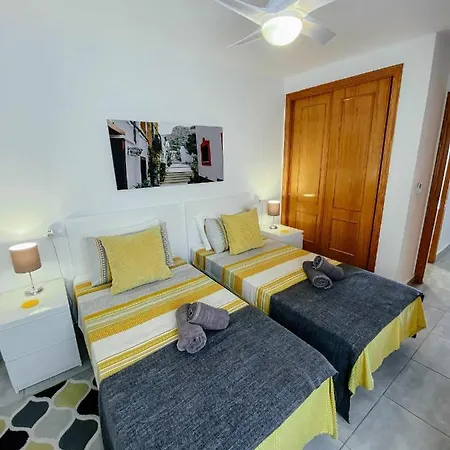 Stunning 2 Bedroom With Pool View *